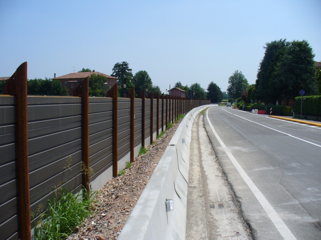Barriera antirumore con pannelli fonoassorbenti in acciao Corten 