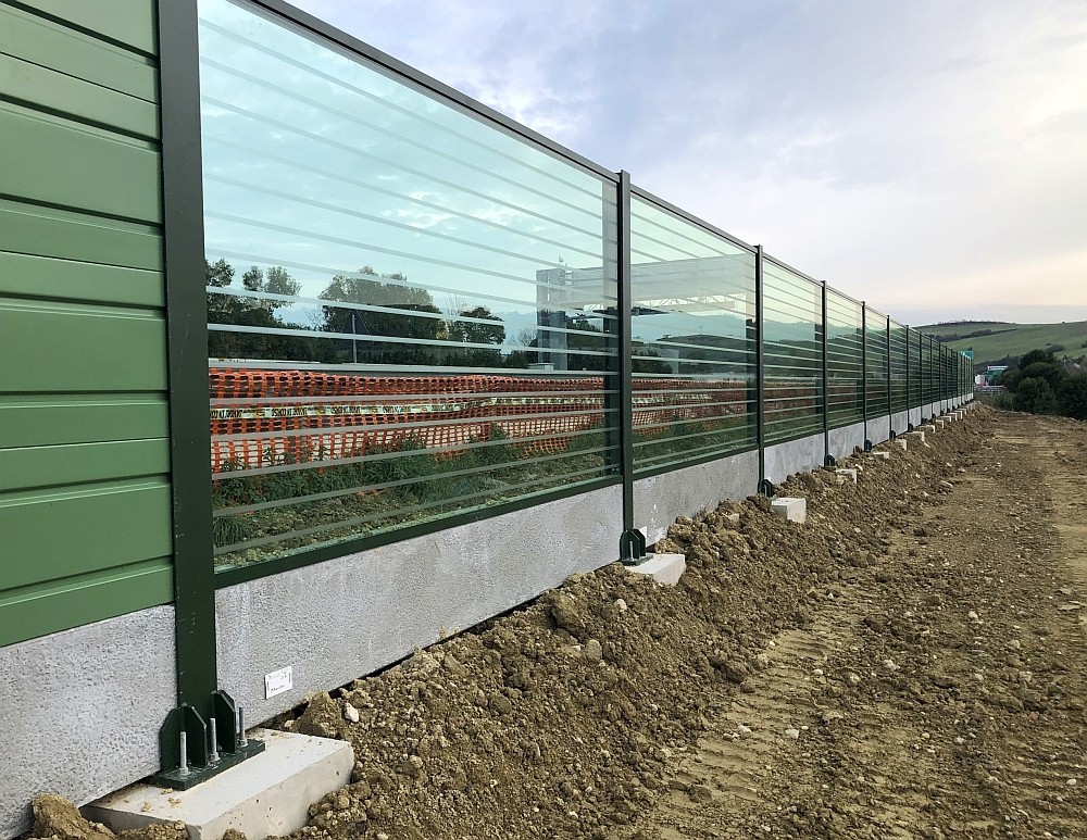 Barriera antirumore con pannelli fonoassorbenti e fonoisolanti e pannelli trasparenti fonoisolanti CIR Ambiente