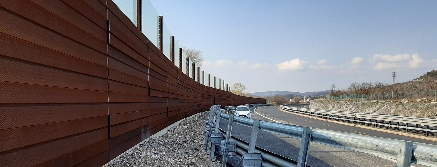 Barriera antirumore con pannelli fonoassorbenti in acciaio corten modello CIR HBS M100 vista lato strada.