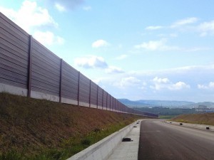 Barriera antirumore con pannelli fonoassorbenti in acciaio corten modello CIR HBS M100 montaggio standard con montante in vista