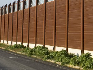 Barriera acustica realizzata con pannelli fonoassorbenti e fonoisolanti in acciaio corten e pannelli fonoisolanti in vetro stratificato antisfondamento