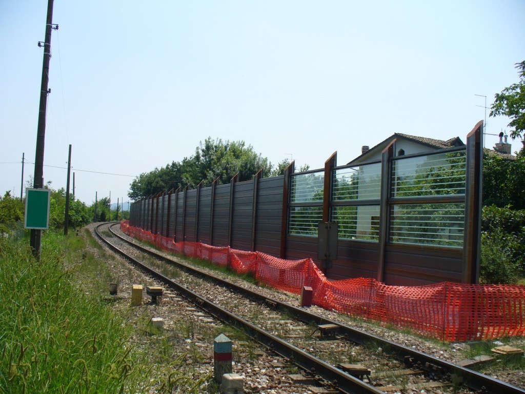 Barriera antirumore in acciao Corten e vetro