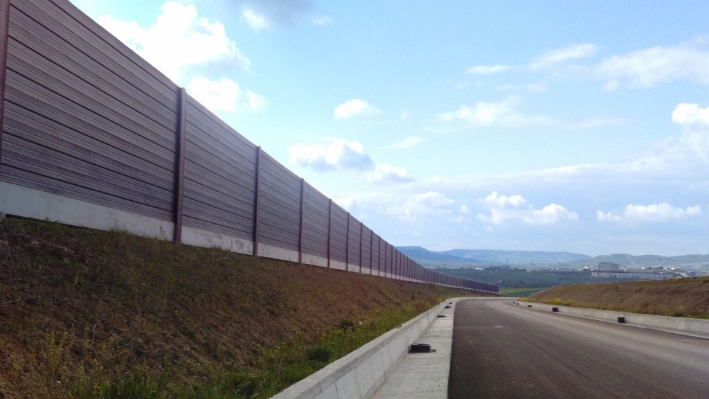 Barriera antirumore con pannelli fonosiolanti in acciaio corten tipo CIR HBS, passo 6,00 m 