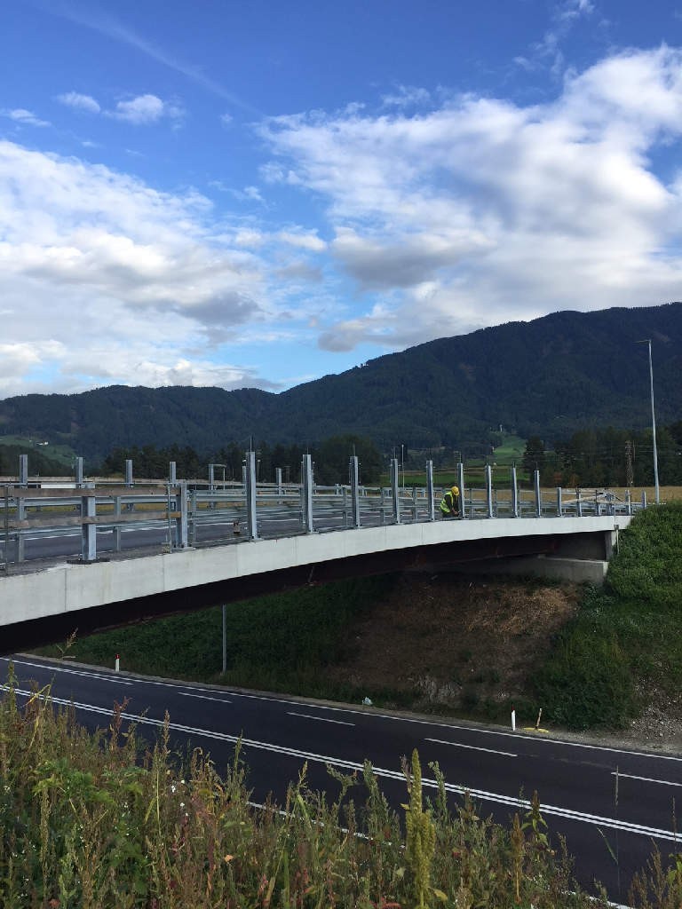 Parapetto bordo ponte realizzato con in acciaio zincato e lastre in PMMA rinforzato con fili di poliammide