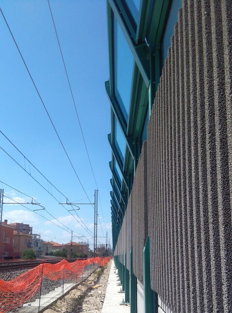 Vista lato Ferrovia della barriera antirumore in calcestruzzo alleggerito con leca e vetro