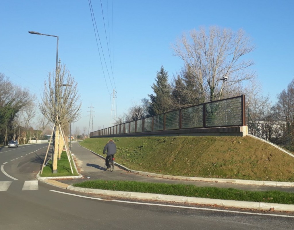 barriere antirumore realizzata con pannelli trasparenti in vetro stratificato e struttura metallica in acciaio corten