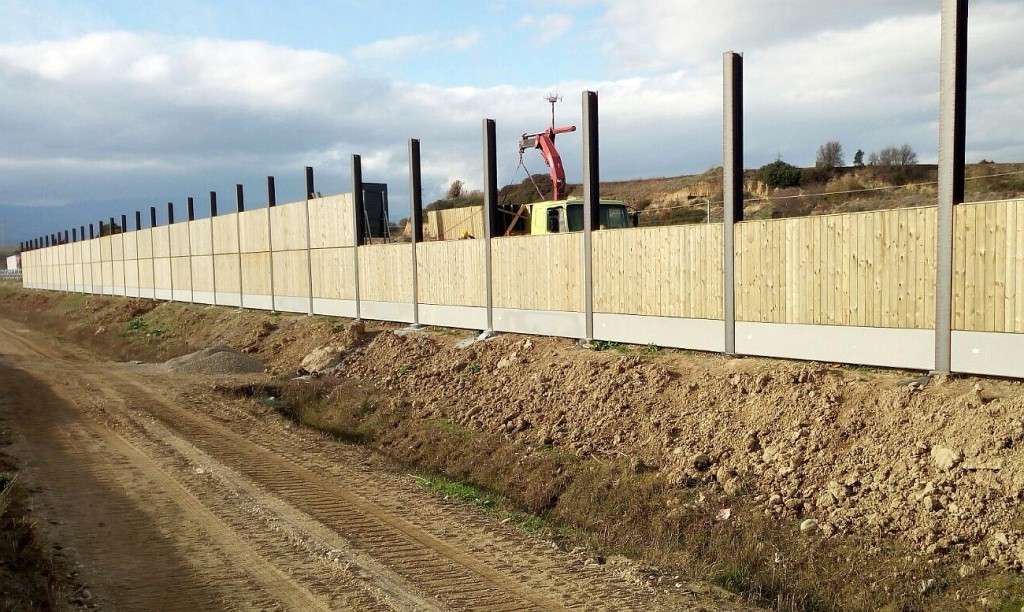 Barriera acustica realizzata con pannelli fonoassorbenti in legno PEFC - Fase di installazione dei pannelli