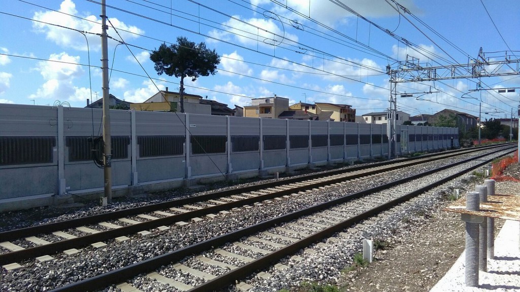 Vista interna da lato ferrovia - Barriera antirumore ferroviaria realizzata con pannelli fonoassorbenti in calcestruzzo e acciaio inox