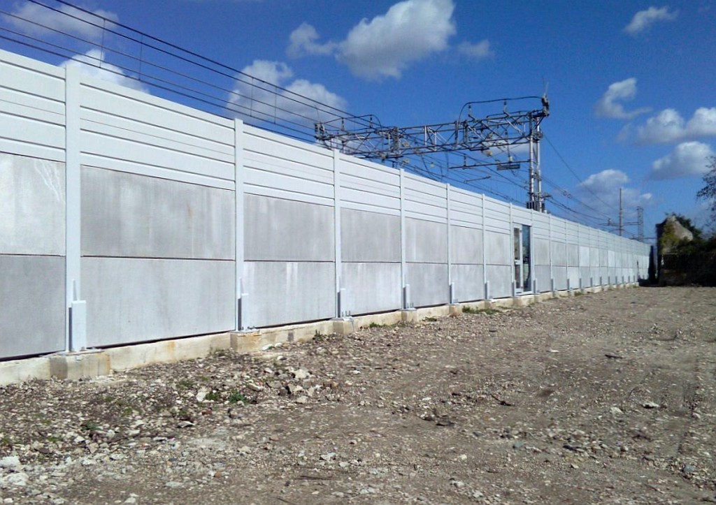 Vista esterna da lato ricettore - Barriera antirumore ferroviaria realizzata con pannelli fonoassorbenti in calcestruzzo e acciaio inox