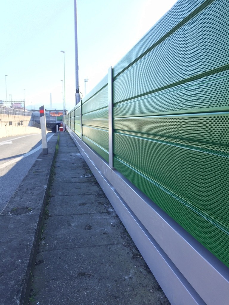 Barriera acustica con pannelli fonoassorbenti in alluminio 