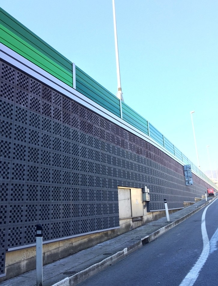 Barriera acustica con pannelli fonoassorbenti in alluminio e rivestimento fonoassorbente con pannelli in cls e argilla espansa sui muri di imbocco della galleria