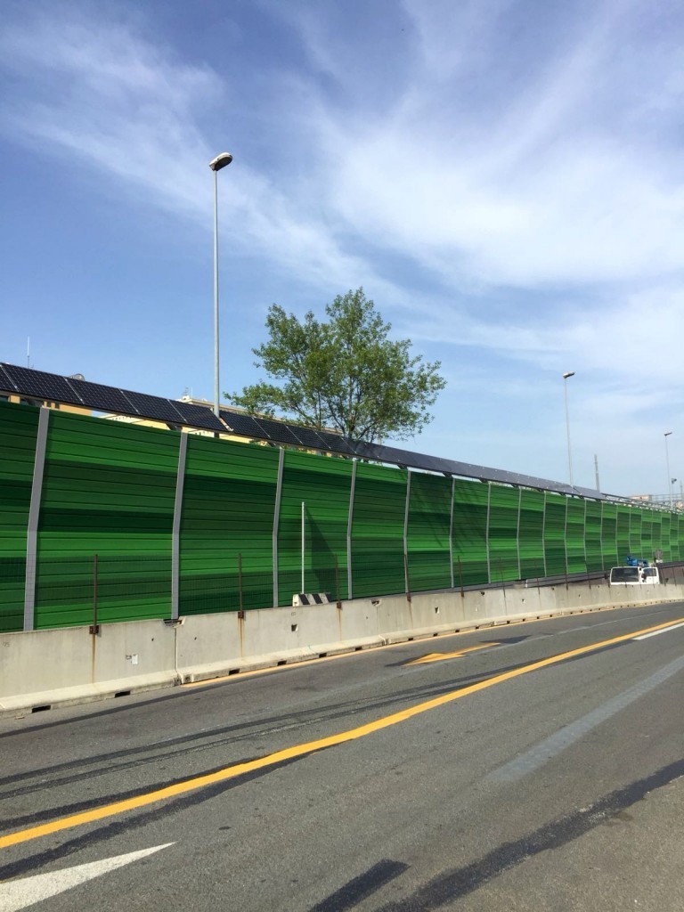 Barriera antirumore, lato monte, con pannelli fotovoltaici integrati per la produzione di energia pulita