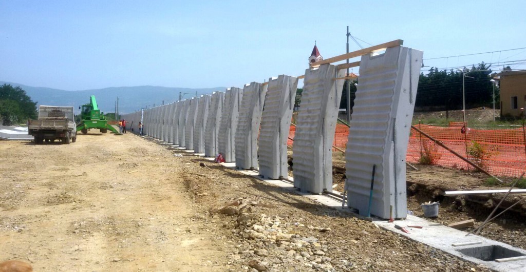 Fase di installazione delle basi prefabbricate portanti a sostegno delle Barriere antirumore CIR HS