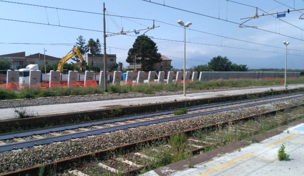 Vista dal lato ferrovia delle basi prefabbricate portanti a sostegno delle Barriere antirumore CIR HS