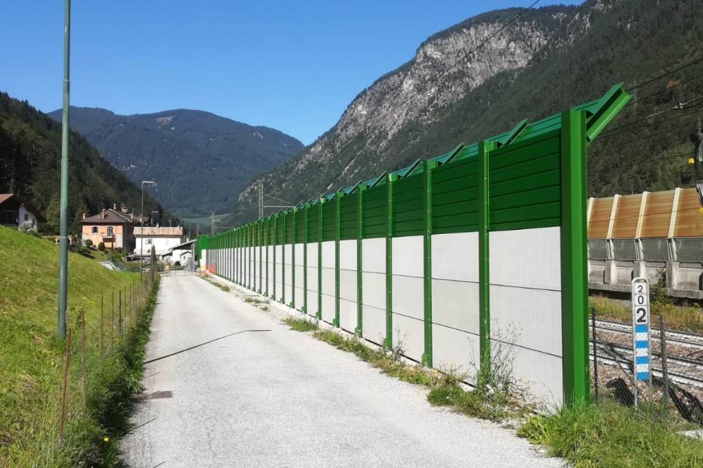 Barriera antirumore ferroviaria con pannelli fonoassorbenti in acciaio inox e pannelli fonoisolanti prefabbricati in calcestruzzo