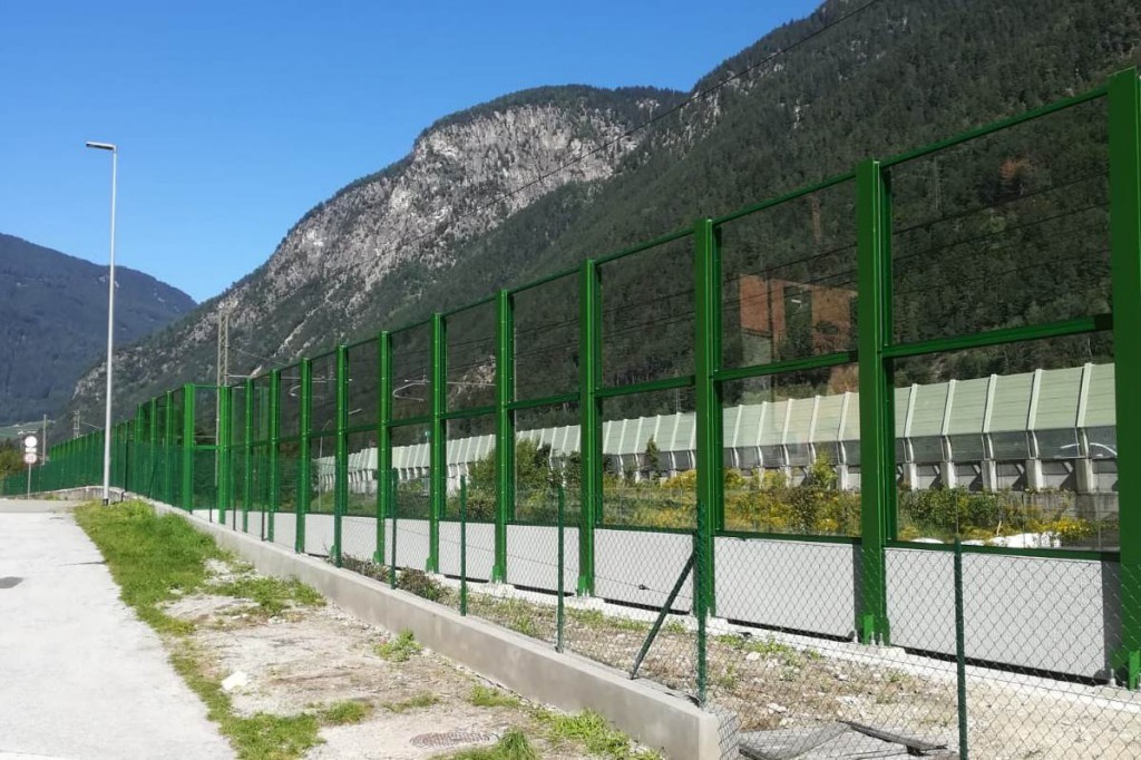 Barriera antirumore ferroviaria con pannelli fonoisolanti in in vetro stratificato antisfondamento e pannelli prefabbricati in calcestruzzo