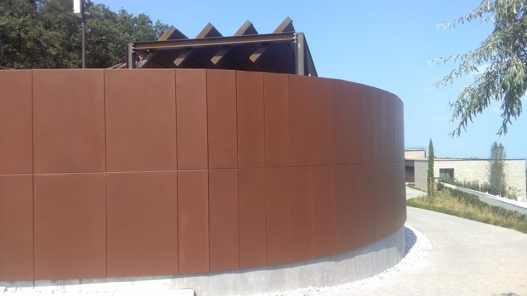 Rivestimento architettonico in lamiera d'acciaio zincato e verniciato simil corten