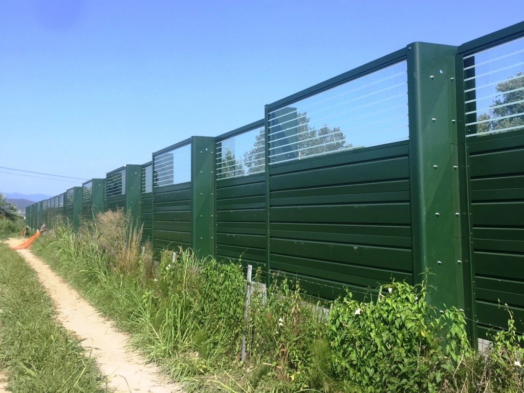 Barriera antirumore con agetto, pannelli metallici e vetro