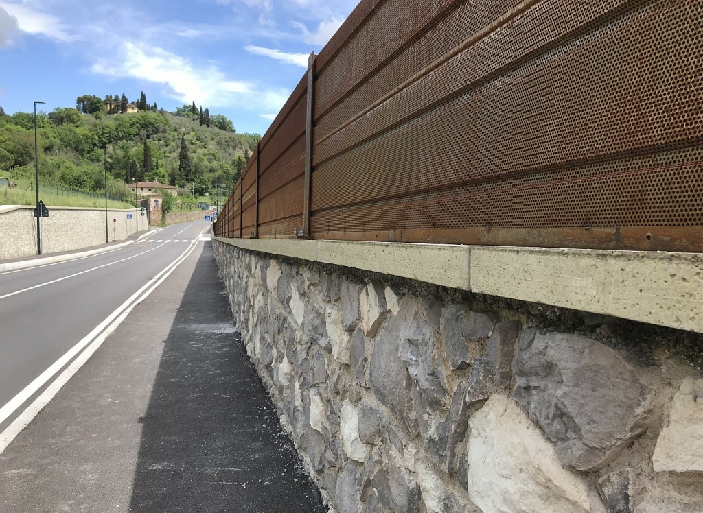 Barriera antirumore con pannelli fonoassorbenti e fonoisolanti in acciaio corten