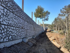 Barriera antirumore con pannelli rivestimento in pietra di Aurisina lato ricettore