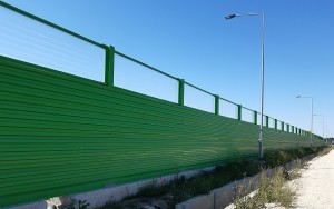 Barriera antirumore con pannelli fonoassorbenti e fonoisolanti in acciaio zincato e verniciato vista lato posteriore