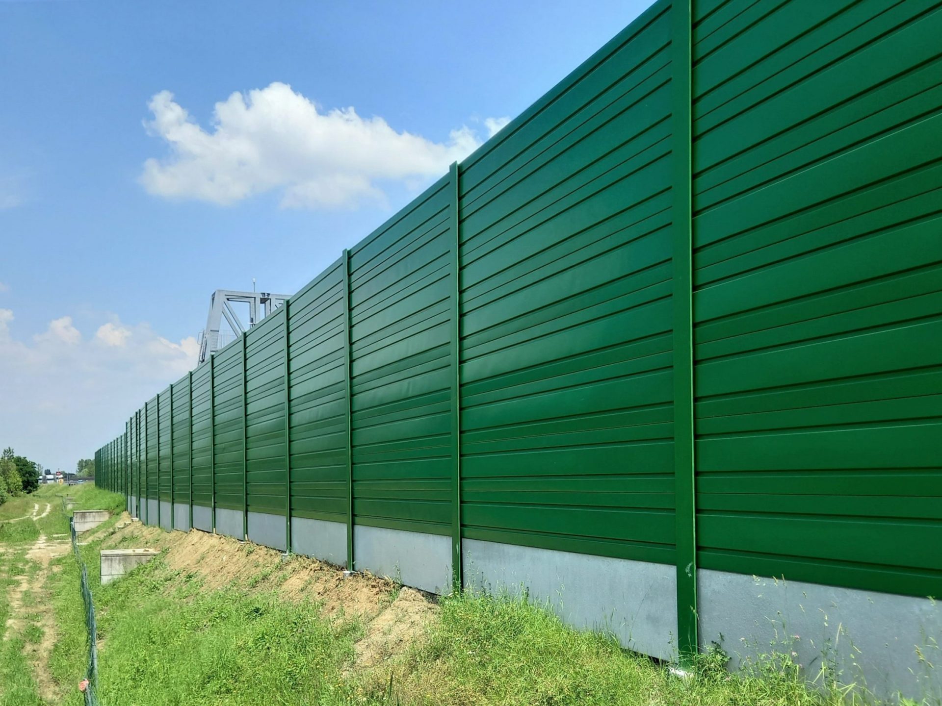 Barriera antirumore con pannelli fonoassorbenti in alluminio