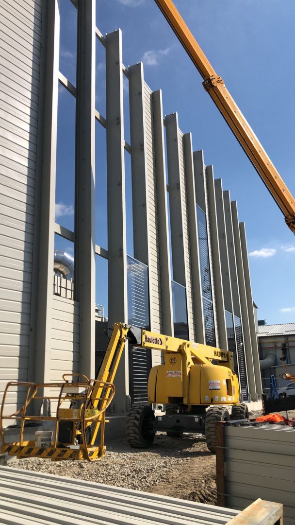 Barriera antirumore con pannelli fonoassorbenti e fonoisolanti in vetro e alluminio - fase di installazione