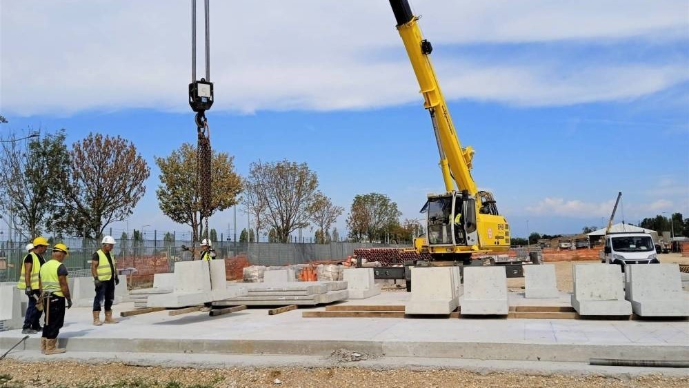 Barriera da cantiere CIR MOBILE REI 120 fase di installazione dei plinti