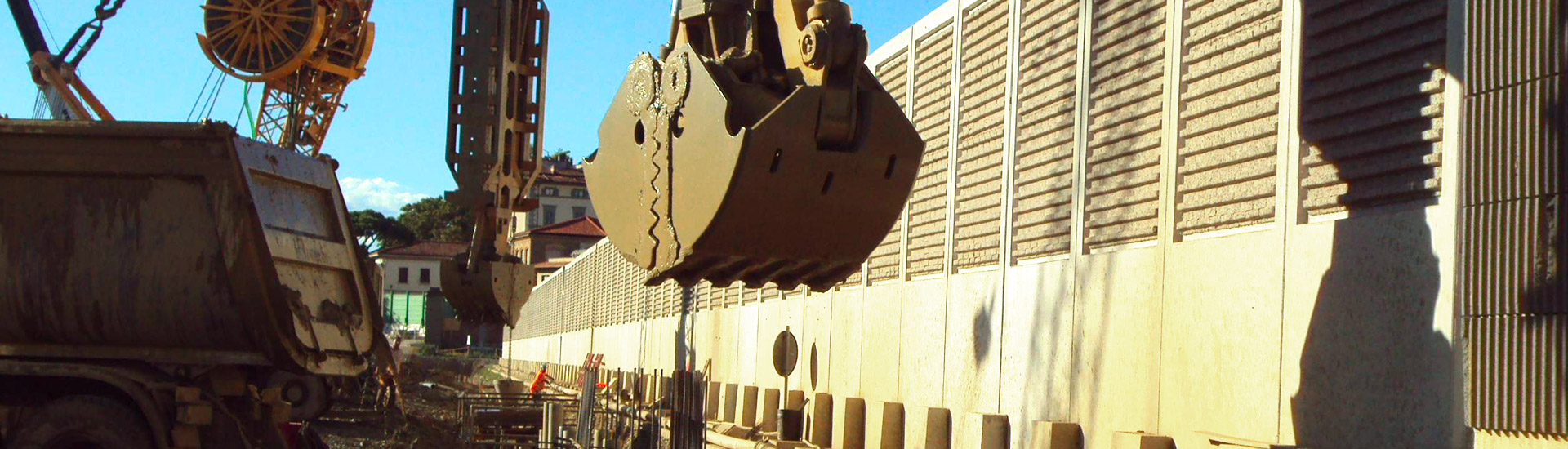 Barriera acustica da cantiere CIR Mobile, pannelli prefabbricati in fase di posa con mezzo di sollevamento